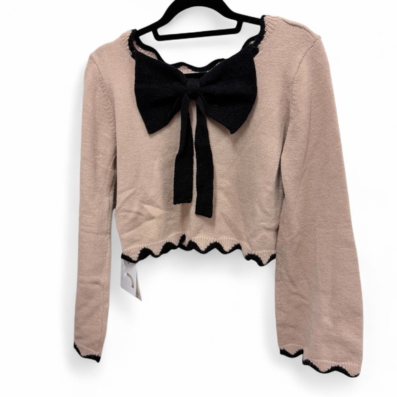 Commense Sweaters - NWT Commense Contrast Wave Bow Sweater Cropped Tan and Black size medium